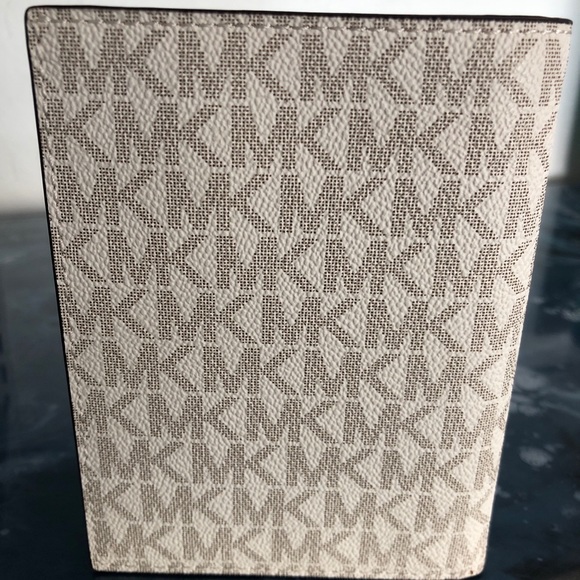Michael Kors Passport Case/Wallet - Picture 3 of 8